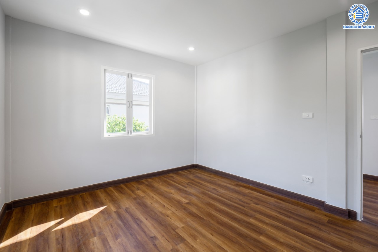 บ้านมือสองตกแต่งใหม่ ม.ชัยพฤกษ์ บางบัวทอง บ้านเดี่ยวแบรนด์ LH เนื้อที่ 55.2 ตร.ว. ฟังก์ชัน 3 ห้องนอน 2 ห้องน้ำ จอดรถ 2 คัน พร้อม Facilities ครบครัน บนทำเลเดินทางสะดวก ติดถนนบางกรวย-ไทรน้อย ใกล้เซ็นทรัลเวสต์เกต และรถไฟฟ้าสายสีม่วง "สถานีบางพลู"